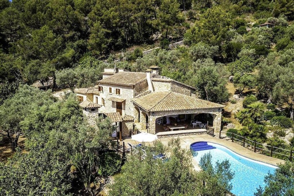 Rustic House Recently Renovated With Views To The Mountains By Renthousing