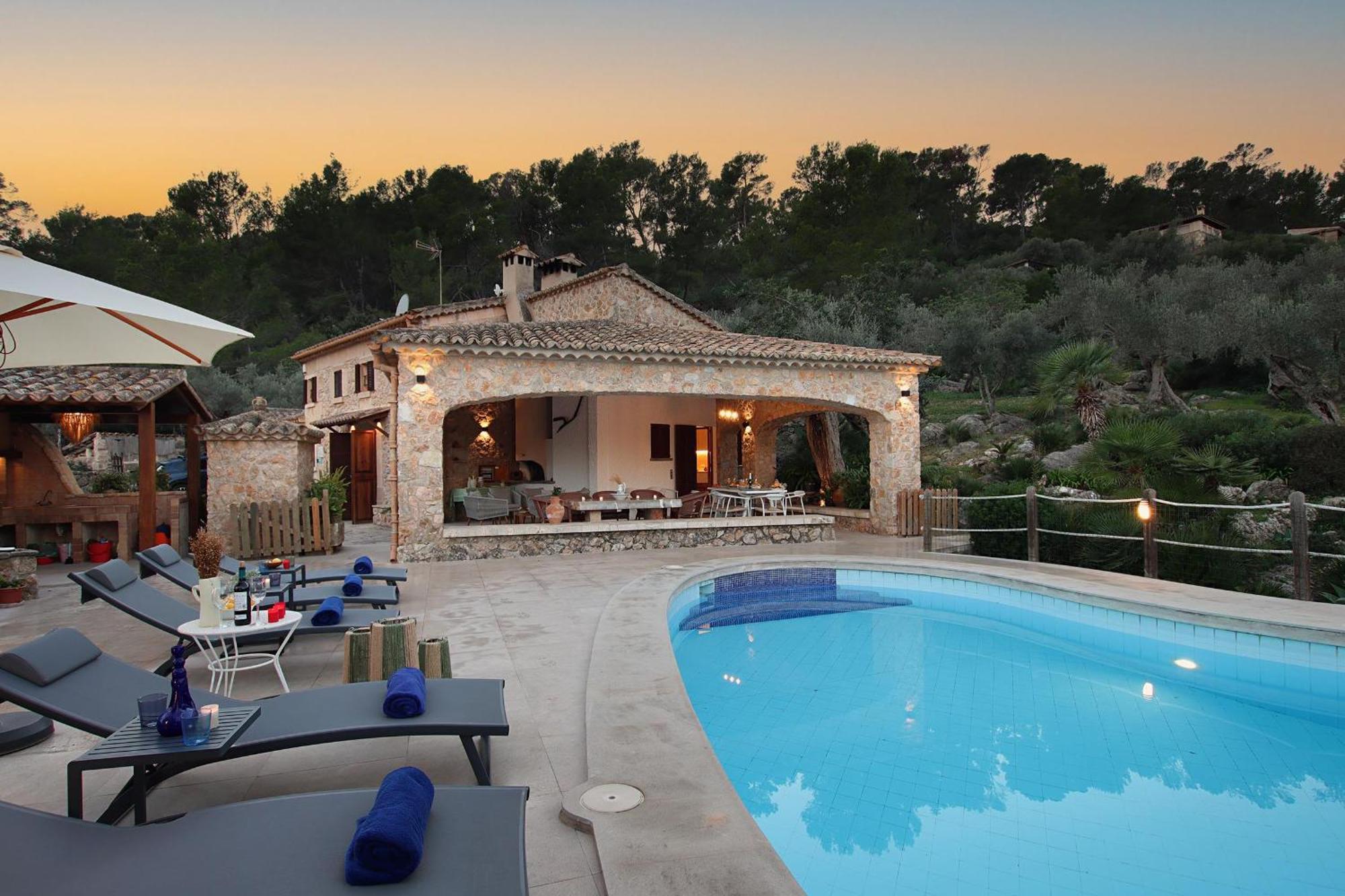 Rustic House Recently Renovated With Views To The Mountains By Renthousing