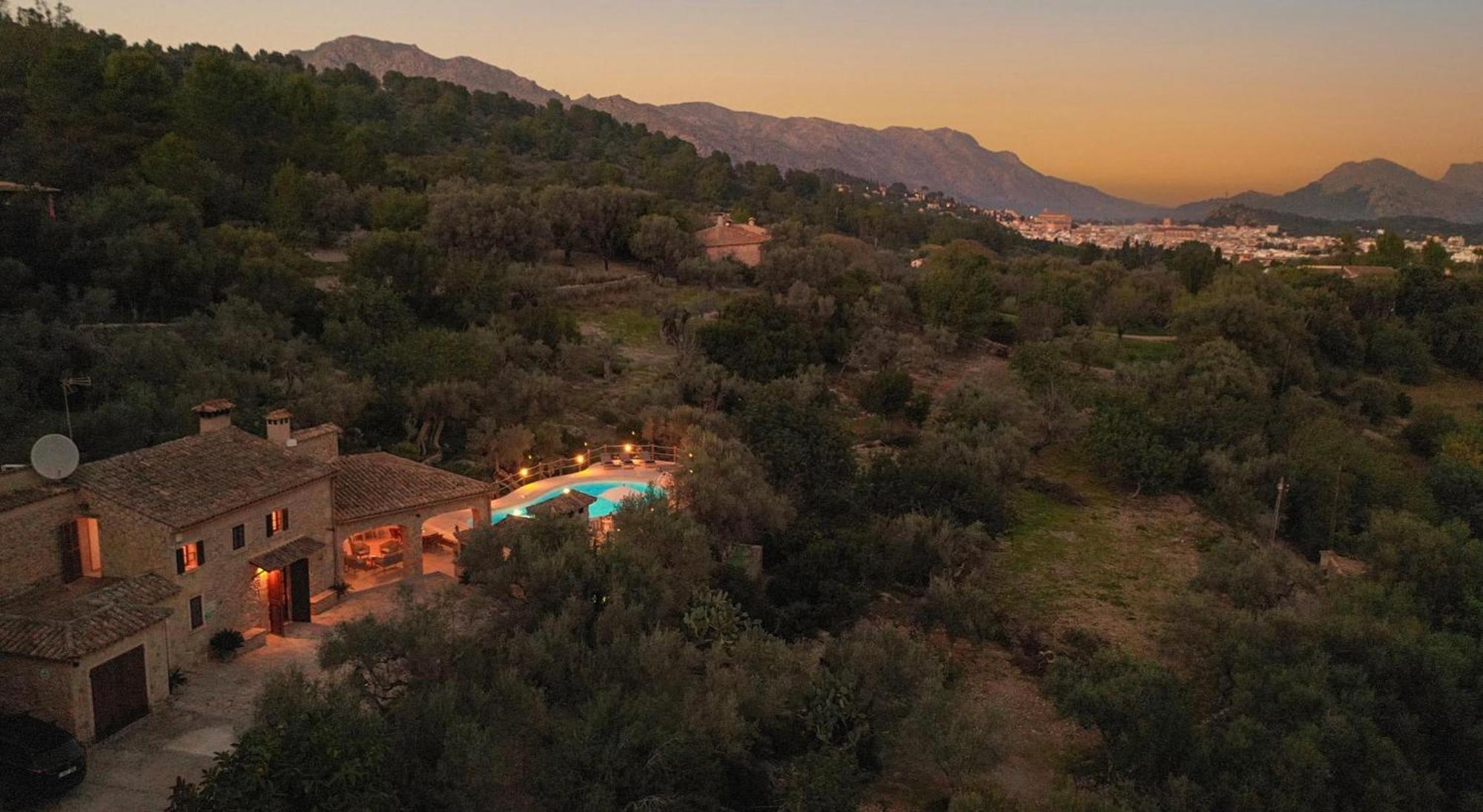 Rustic House Recently Renovated With Views To The Mountains By Renthousing *